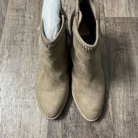 Brand NEW!!! NWT Dolce Vita DV8 taupe bootie. - Picture 3 of 6